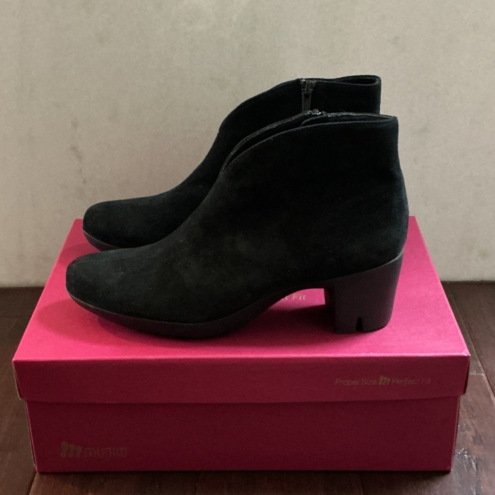 Munro Black Suede Ankle Booties